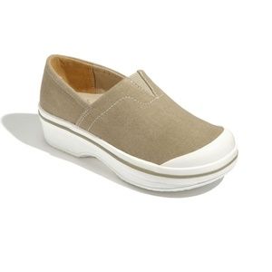 Dansko Kids Vesta Canvas Shoes in Sand Size 28